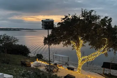 Image de Lakefront 2-bedroom house on Canyon Lake with WiFi and Ac. Launch a kayak/Sup.