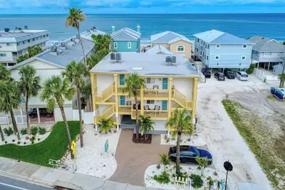 Image de Beachside Coastal Retreat! 2 Bedroom/Balcony w/ Beach View! *Special*
