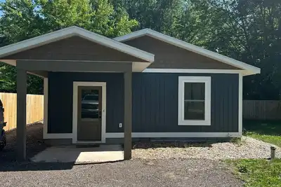 Image de Adventures Await newly built cozy 2-bedroom home- Close to Mi Adventure!