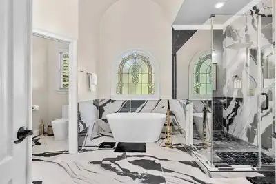 Image de 11 rooms 12 beds 11580 sqft large house nearby airport