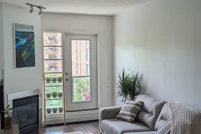 Image de One Bed and Bath Apartment in South Downtown - 10min Walk to Stampede Grounds