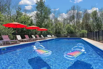 Image de Lux Retreat on 5 Wooded Acres-Pool/Hot Tub/Tiki Bar/Game Room- Great for Groups!