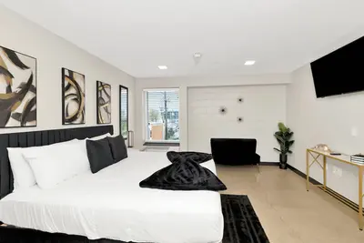 Image de Luxury King Bed Studio with Modern Art, WiFi, Ac in fabulous Downtown, Birmingham