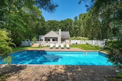 Image de 4-bedroom house in beautiful Shelter Island with pool, perfect for families