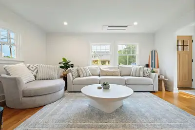 Image de New! York Beach Home! Sleeps 9! Steps to Cape Neddick Beach!