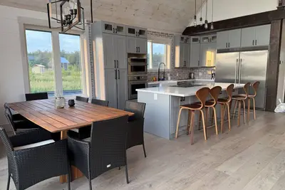 Image de luxury lakeside escape with sunsets, kayaks and fire pit