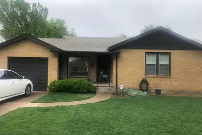 Image de Not just a place to stay, it's an experience with our vintange, funky decor!