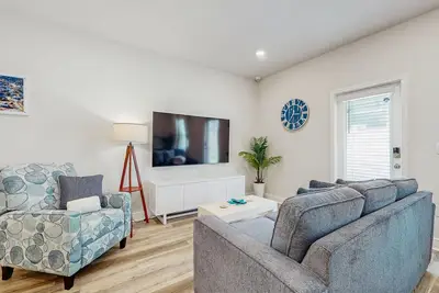 Image de Beautiful townhouse with plenty of space, full kitchen & close to beach