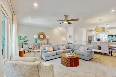 Image de Gorgeous coastal townhome, private patio and shared pool