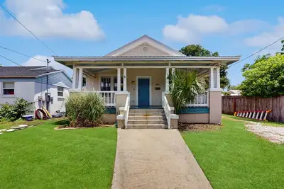 Image de Pet-Friendly, Cozy 3br Near Downtown with Fire Pit, Porch Swing, and Fenced Yard