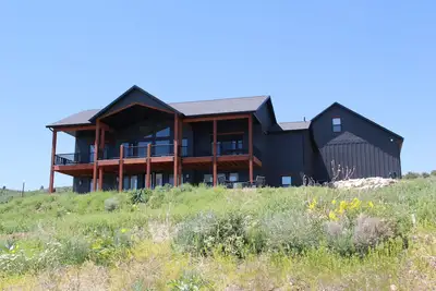 Image de Luxury Bear Lake Cabin with Stunning Views & hot tub- Sleeps 18