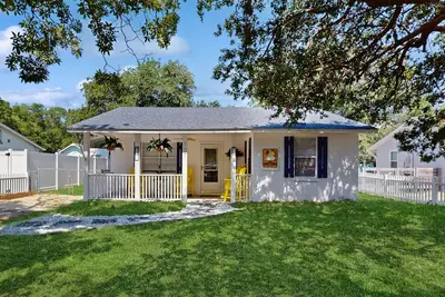 Image de Dog-friendly coastal home with enclosed yard, private hot tub and fire-pit