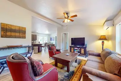 Image de Cozy forest retreat near trails, slopes & Sunriver—perfect for year-round fun!