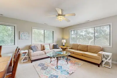 Image de Stunning coastal condo with shared pool and views of golf course