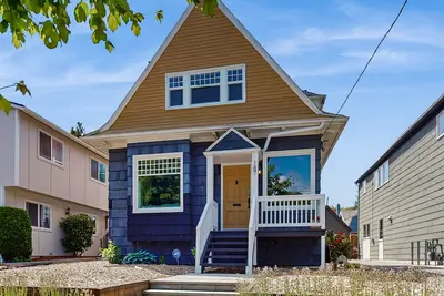Image de Historic 1903 Home with Typewriter Charm & Timeless Soul