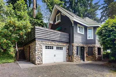 Image de Waterfront Escape with Mountain Views, Loft & Coastal Charm