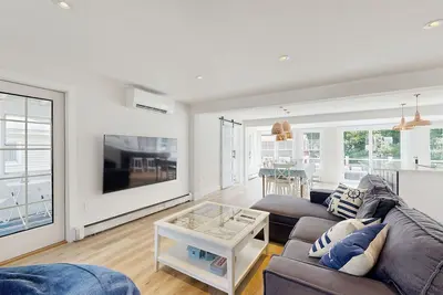 Image de Bright & breezy beach house w/ private backyard, central Ac, & relaxing hot tub