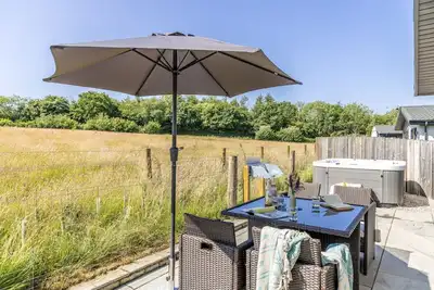 Image de Poppy, 5 Roadford Lakes Lodges - a lodge that sleeps 4 guests in 2 bedrooms