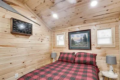 Image de Cozy Lakeside Cabin w/ Hot Tub & Fire Pit