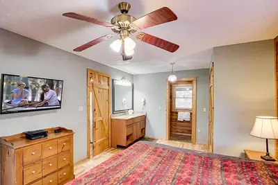 Image de Cozy Cabin w/ Hot Tub & Scenic Mountain Views