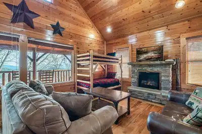 Image de 1 Bedroom Cabin w/ Hot Tub & Resort Perks