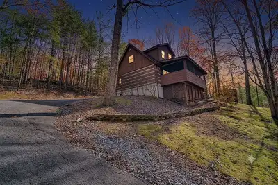 Image de Serene Cabin w/ Hot Tub & Jacuzzi Tub