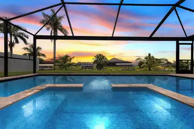 Image de Pool, Spa & Dock Modern Canal-Front Escape