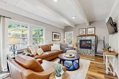 Image de Tahoe home with gas fireplace, private deck, and close to golf course and lake