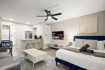 Image de Bright Studio Near Domain • Roku Tv + Free Parking