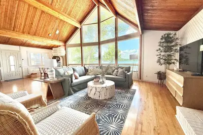 Image de Lkn Water Front w/ Dock – Swim, Boat, Relax!
