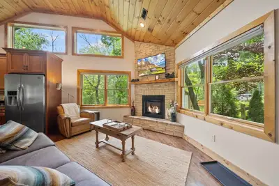 Image de Mountain Home in Wooded Setting