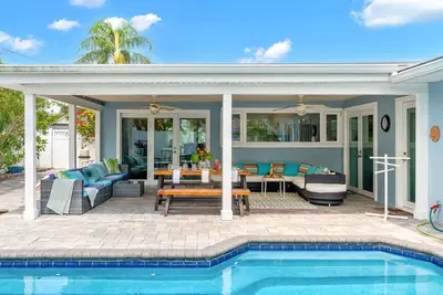 Image de Gorgeous Beach House W/ Large Outdoor Patio, Heated Pool & Gas Fire Pit!