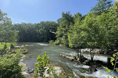 Image de On River Time – 4/2 sleeps 10 Riverfront Getaway