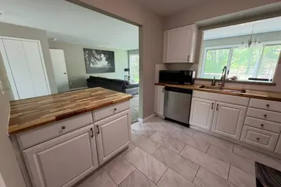 Image de Relaxing Walled Lake Condo Near the Beach