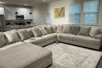 Image de New  3br by Hospital & Lake Granbury w/Starlink internet, local pool, 4-80in  TVs