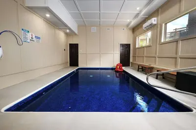 Image de Soak Among the Treetops, Swim Indoors, Shoot Pool & Host Luxe Movie Nights - Whispering Pines Escape