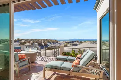 Image de Luxury Oceanfront Home Available for Summer!