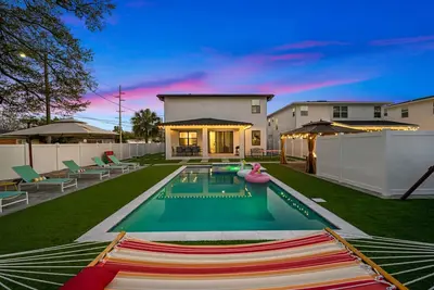 Image de Lux Modern Villa w/ Pool, Jacuzzi & Amenities!