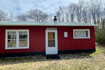 Image de Unplug from it all at a lovely 2-bedroom cabin nestled in the woods!