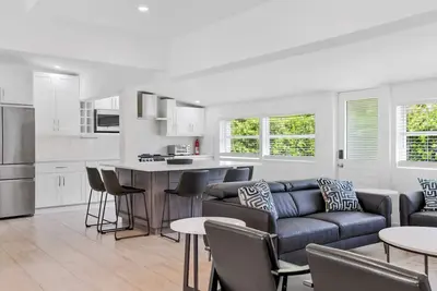 Image de Across the Ocean Single family home Few Steps to beach access.