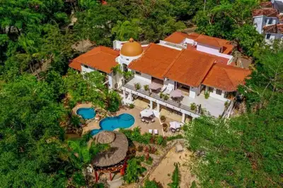 Image de Luxurious 9-bedroom villa with Ac, WiFi in pleasant Puerto Vallarta