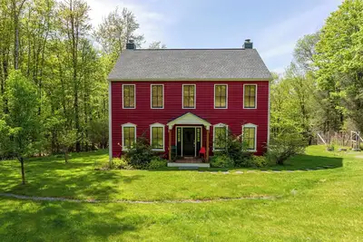 Image de Red Hill House: Farmhouse Charm | Natural Views