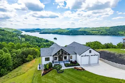 Image de Luxury Mountain & Lake Farmhouse on Norris with Chef's Kitchen, Spa, & Kayaks