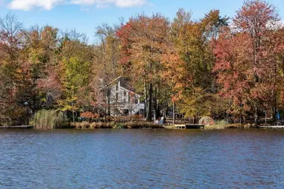 Image de Cozy Lakefront Poconos Cabin | Hot Tub, Kayaks