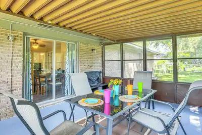 Image de 1 Mi to Dtwn Waycross: Home w/ Furnished Porch