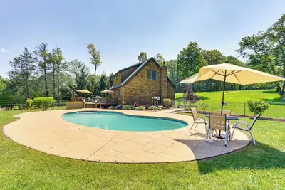 Image de Play, Swim & Unwind: Family Home in Glen Wild!