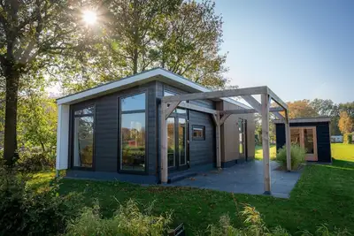 Image de Maison de luxe entourée d'eau et de