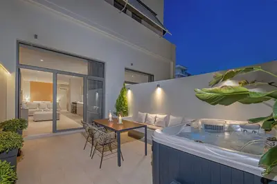 Image de | Earthy Haven | Minimalist Luxury Studio &Hot Tub