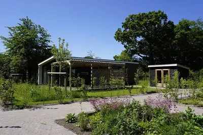 Image de Maison de luxe entourée d'eau et de