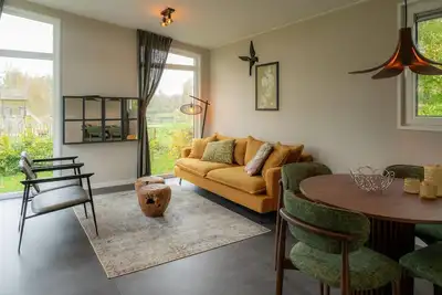 Image de Maison de luxe entourée d'eau et de